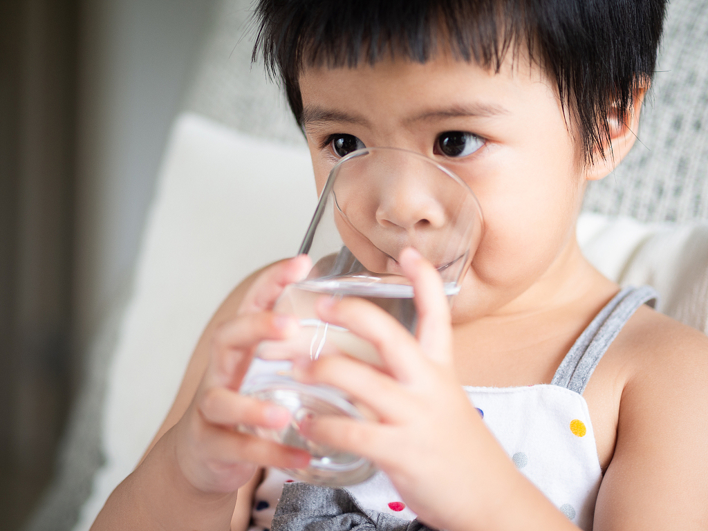 小朋友飲還原水